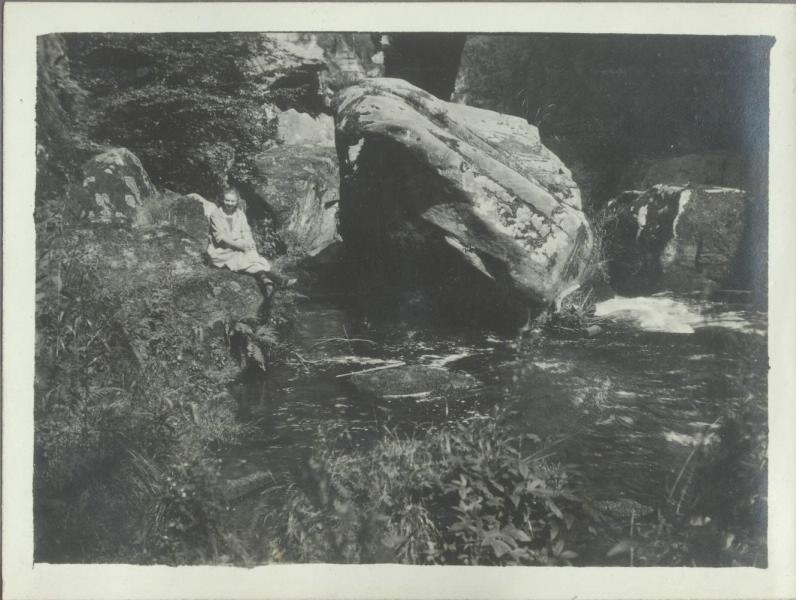 Девушка на камне, 1920-е, Германия. Из семейного альбома.