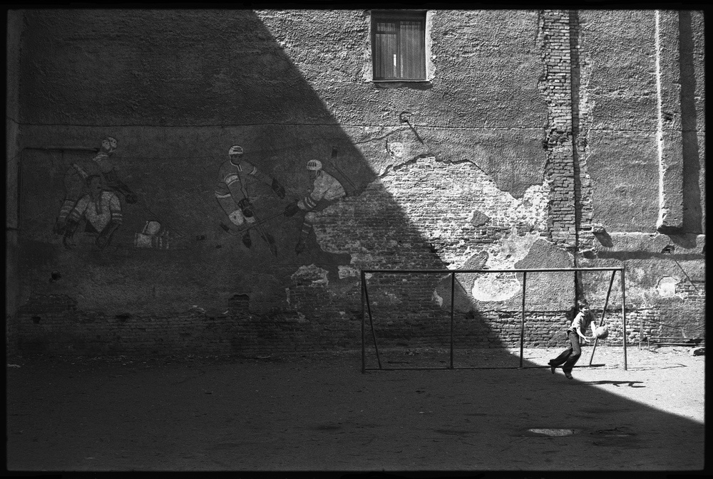 Дворовый вратарь, 6 июня 1982, г. Ленинград, ул. Дзержинского. Выставка «На площадке» с этой фотографией.