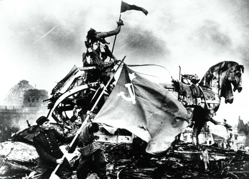 Флаг Победы на Бранденбургских воротах. Знаменосец – Кузьма Дудеев, 2 мая 1945, Германия, г. Берлин. Выставка: «Бои за Берлин»,&nbsp;«Победители» с этой фотографией.