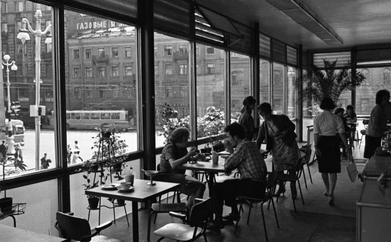 В кафе, 1960-е, г. Ленинград. Выставка «Ленинградский троллейбус» с этим снимком.&nbsp;