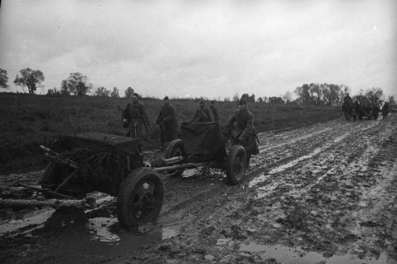 Брянский фронт. Военные с орудием на размытой дороге, 1941 год