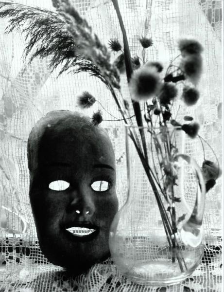 Натюрморт с маской, 1993 год, г. Москва. Видео «Среди нас» с этой фотографией.&nbsp;