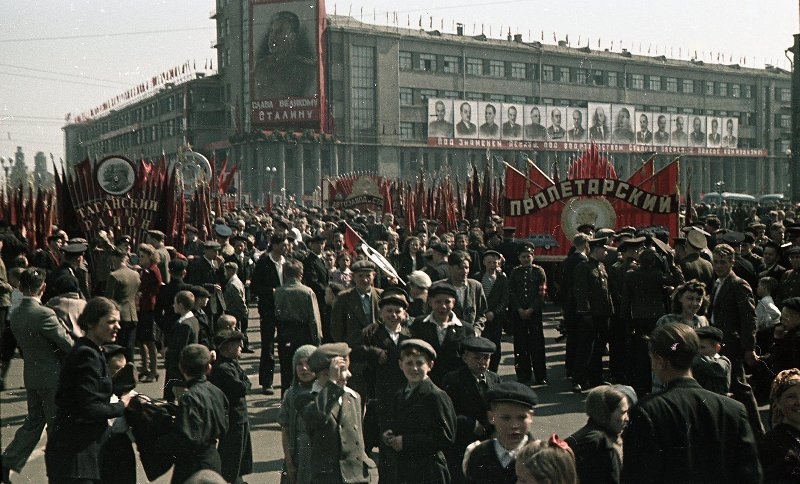 Демонстрация Пролетарского района, 1 мая 1948, г. Москва. Выставка «Москва праздничная» с этой фотографией.