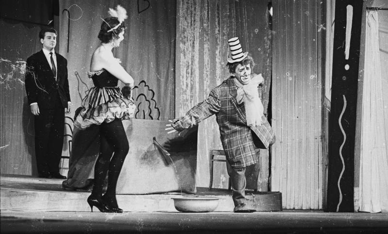 Сцены из спектакля Московского театра миниатюр под руководством писателя-сатирика В. Полякова, 1960-е, г. Москва
