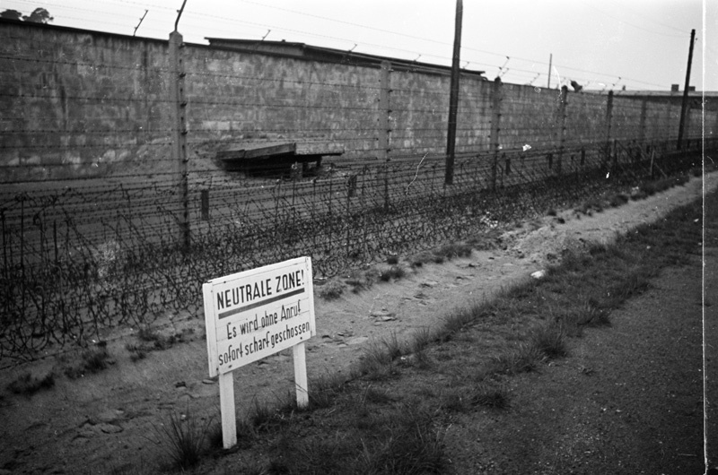 Концлагерь Заксенхаузен. Колючая проволока под высоким напряжением, 1945 год, Германия. Находился рядом с городом Ораниенбургом.Выставка «Холокост» с этой фотографией.&nbsp;