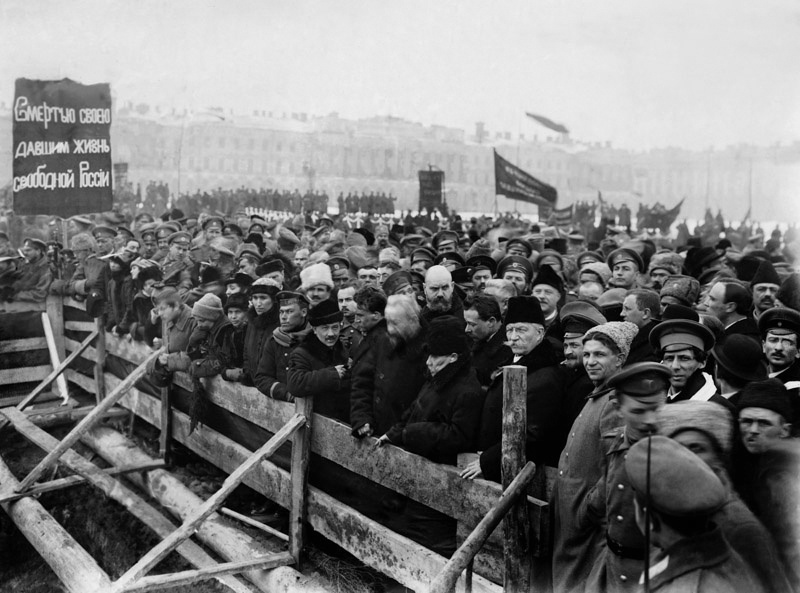 Похороны жертв Февральской революции, март 1917, г. Петроград. Среди участников похорон члены Временного правительства князь Георгий Львов и Павел Милюков.