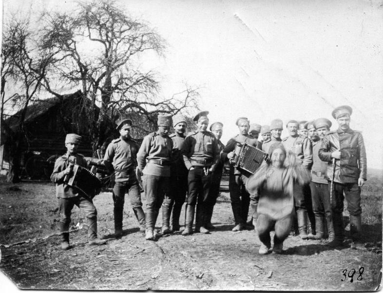 Авиаторы на отдыхе, 1914 - 1918. Выставка «Танцуют все!» с этой фотографией.