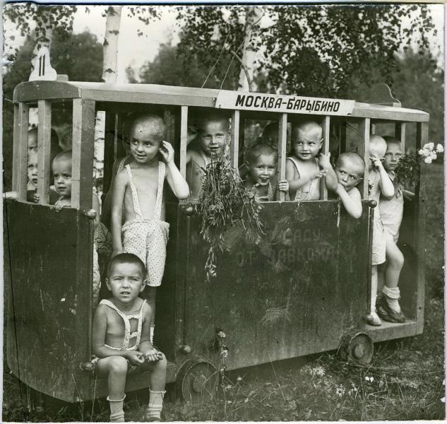 В детском саду фабрики «Красный пролетарий», 1941 год. Выставка «Советские дети» с этой фотографией.