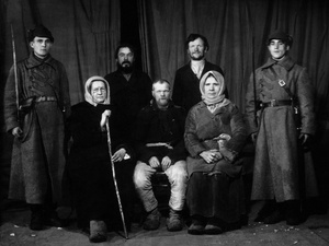 Судебный процесс над «обновителями икон». Подсудимые под стражей, январь 1924, г. Великие Луки. Выставка «24 фотографии 1924 года» с этой фотографией.&nbsp;