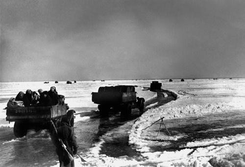 «Дорога жизни» – ледовая трасса через Ладожское озеро, 12 апреля 1942, Ленинградская обл.
