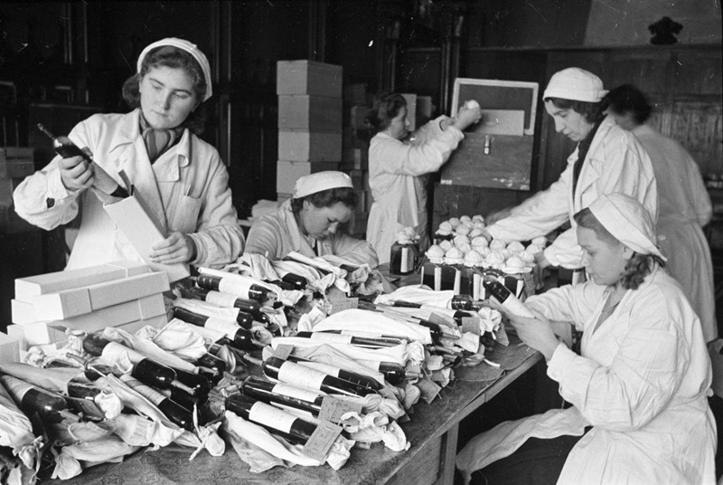 Институт переливания крови во время войны, 1943 год, г. Москва. Выставка «Женщины на войне» с этой фотографией.