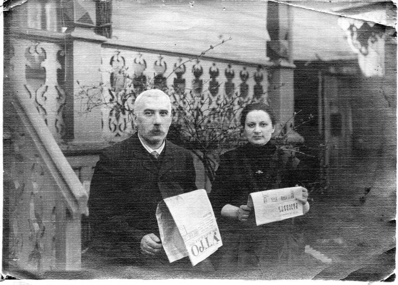 Мужчина и женщина, читающие газеты, 1907 - 1918
