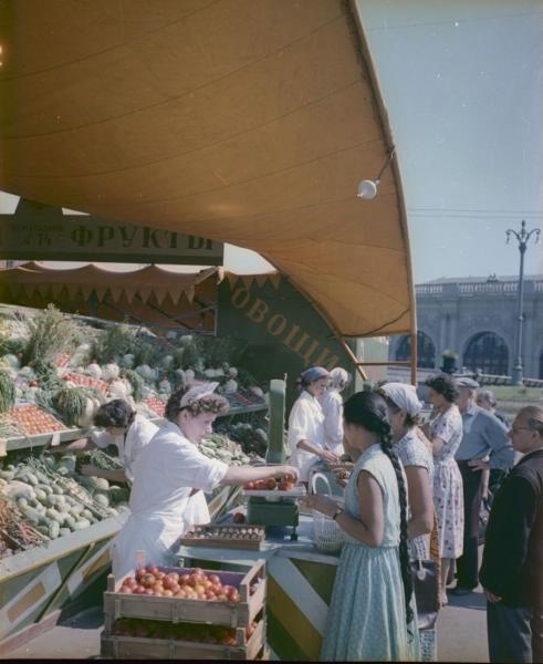 Овощной рынок около станции метро «Арбатская», 1965 - 1969, г. Москва