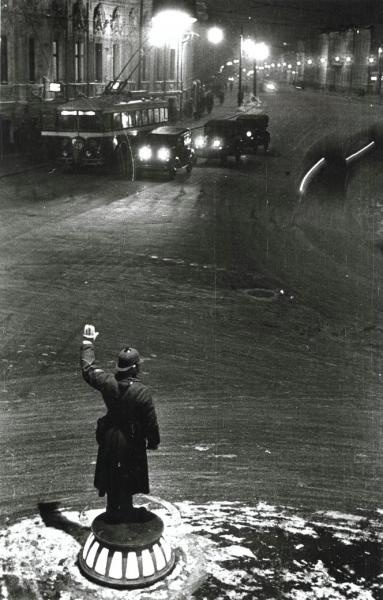 Регулировщик ночью на Арбатской площади, 1936 год, г. Москва. Выставка: «Соблюдайте правила!» с этой фотографией.