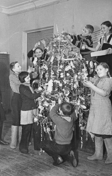 Детдом в Борках. Дети наряжают новогоднюю елку, 1939 год. Выставка «10 лучших елок» с этой фотографией.