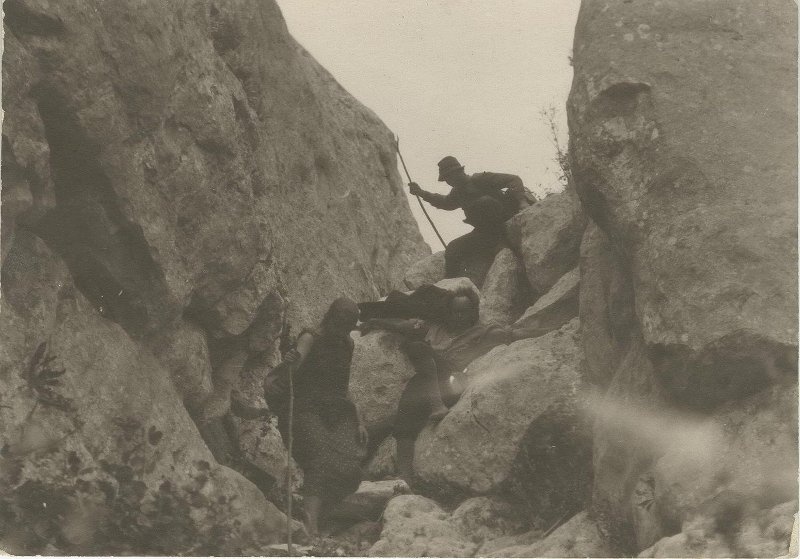 В горах Крыма на Шайтан-Мердвен. «Чертова лестница», 1924 год, Крымская АССР. Фотографы Василий Улитин, Юрий Еремин и Ирина Еремина.