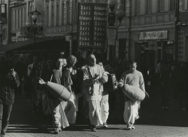 Кришнаиты на Арбате, 3 октября 1999, г. Москва. Выставка «Москва 1990-х» с этим снимком.
