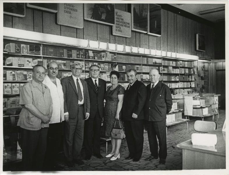 Виктор Темин (первый слева) и Владимир Лясковский (третий слева) в магазине «Военная книга», 1970-е