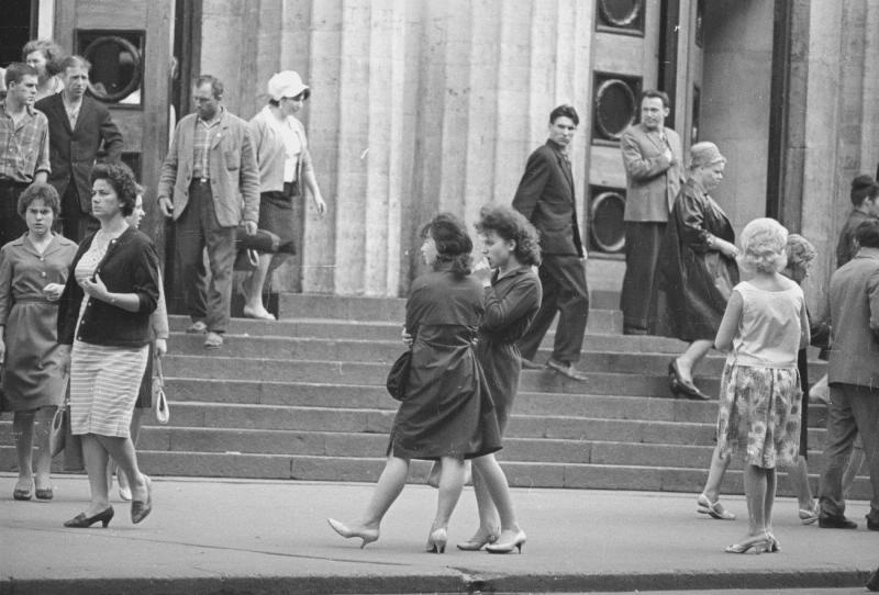 У выхода метро «Площадь Восстания», 1965 год, г. Ленинград