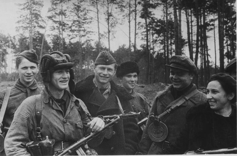 Смеющиеся партизаны, 1943 год, Белорусская ССР. Крайняя справа – командир отряда Варвара Вырвич (Катя).Выставка «Партизаны» с этой фотографией.