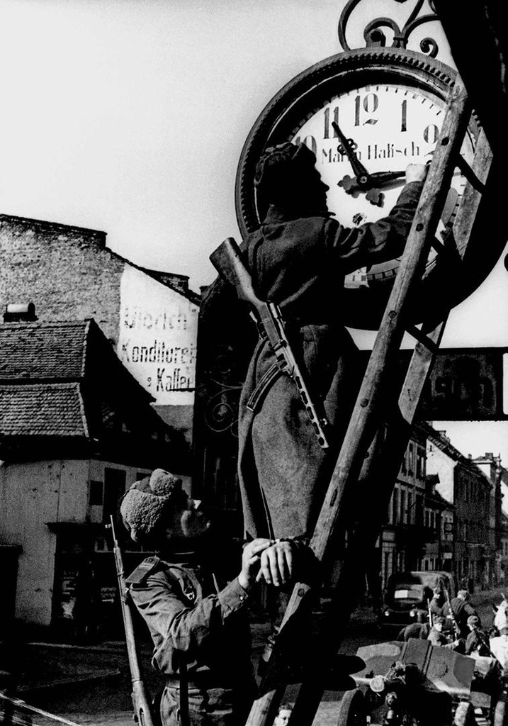 Германия, апрель 1945, Германия. Выставки&nbsp;«Человек на войне»&nbsp;и «Победители» с этой фотографией.
