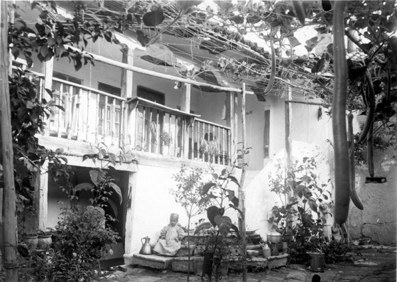 Внутренний дворик одного из домов Бахчисарая, 1915 год, Бахчисарай