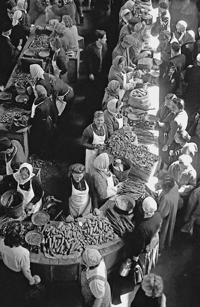 Овощной павильон Центрального рынка, 26 мая 1946, г. Москва. Выставка «Рыночные отношения» с этой фотографией.