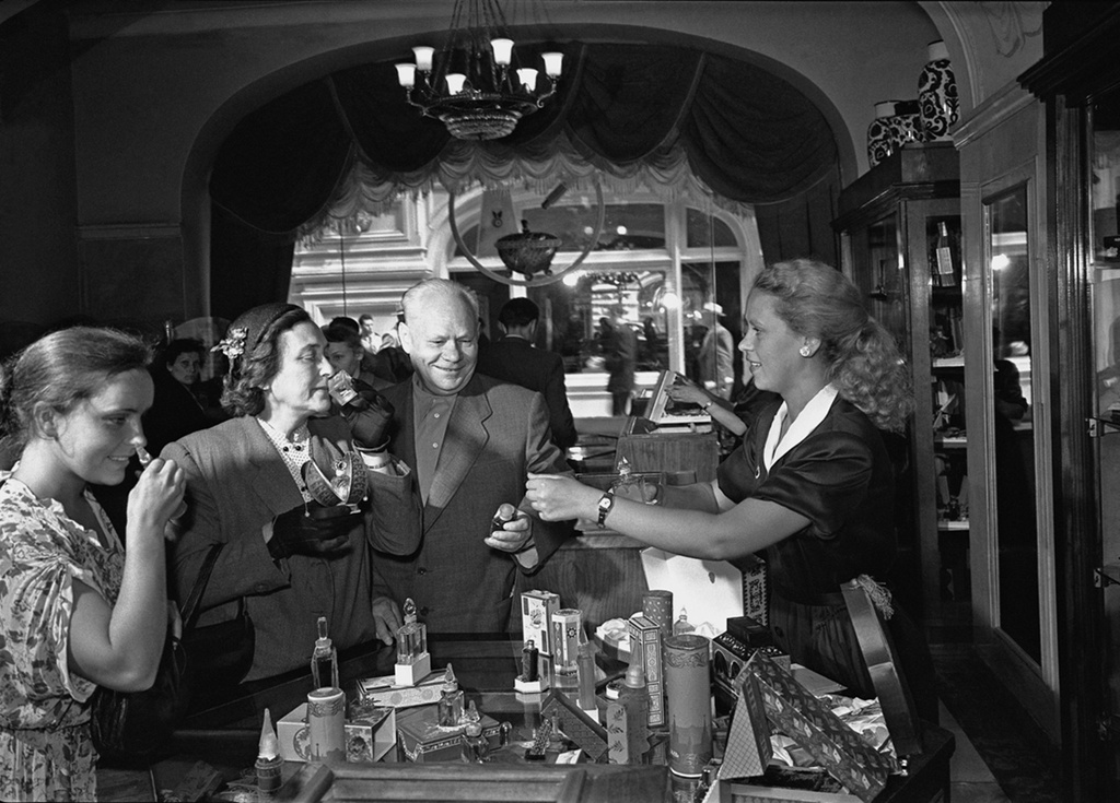 ГУМ после реконструкции. Первые покупатели отдела парфюмерии, 1954 год, г. Москва. Выставка «Новое благосостояние» с этой фотографией.