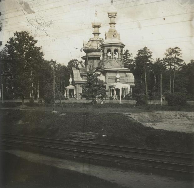 Деревянная церковь вблизи железнодорожных путей, 1890 - 1909