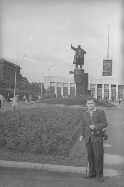 Фотограф Сергей Васин, 1969 год, г. Ленинград. За спиной фотографа памятник Ленину и Финляндский вокзал.
