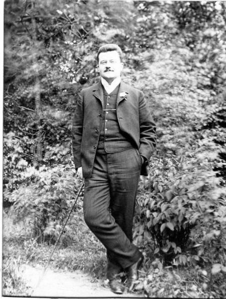 Мужчина на фоне кустов, 1910-е