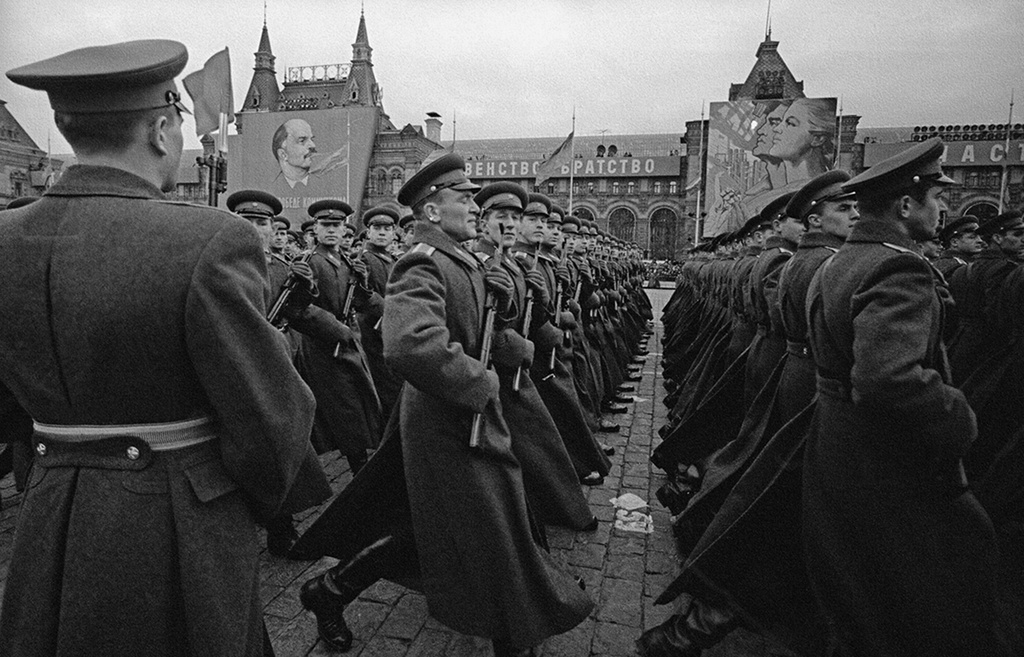 Военный парад на Красной площади, 1964 год, г. Москва. Выставка «СССР в 1964 году» с этой фотографией.