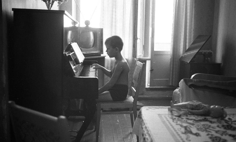 Мальчик за пианино, 1967 год, Волгоградская обл., г. Волжский