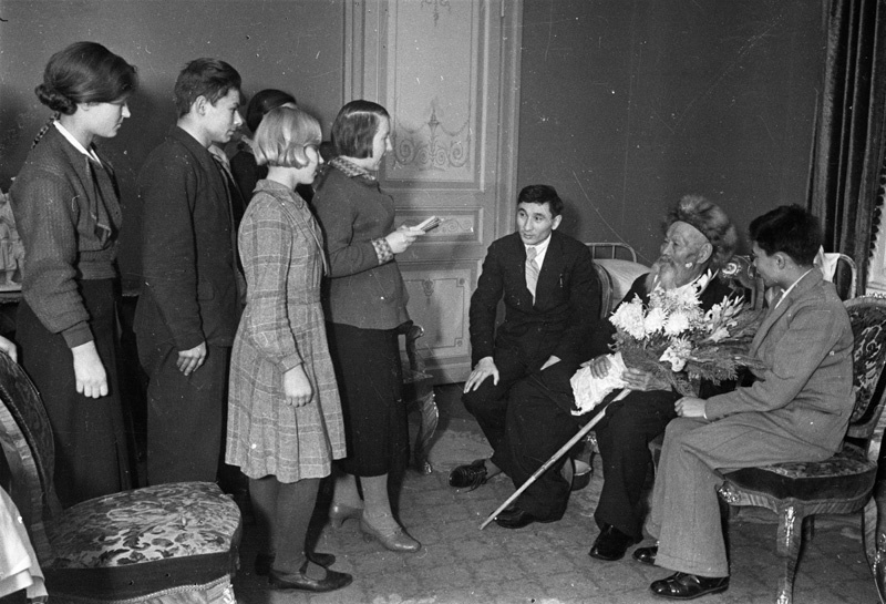 Народный поэт Казахстана Джамбул Джабаев, 12 января 1938, г. Москва. Выставка «Когда-то в Казахстане» с этой фотографией.