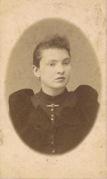 Женский портрет, 1890-е, г. Москва. Альбуминовая печать.
