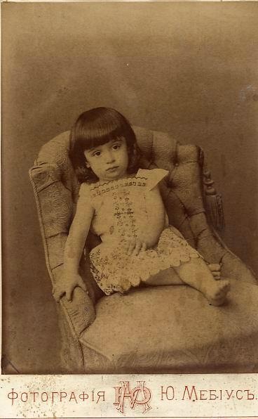 Портрет девочки в кресле, 1890-е, г. Москва. Альбуминовая печать.