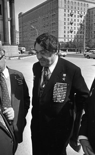 Борис Полевой у Триумфальных ворот, 9 мая 1975, г. Москва, Кутузовский пр-т
