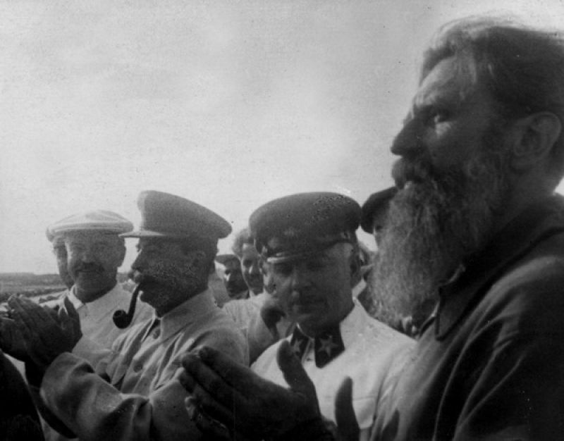 Встреча участников первой воздушной экспедиции на Северный полюс. Центральный аэродром, 25 июня 1937, г. Москва. Видео «Неизведанные края Отто Шмидта» с этой фотографией.