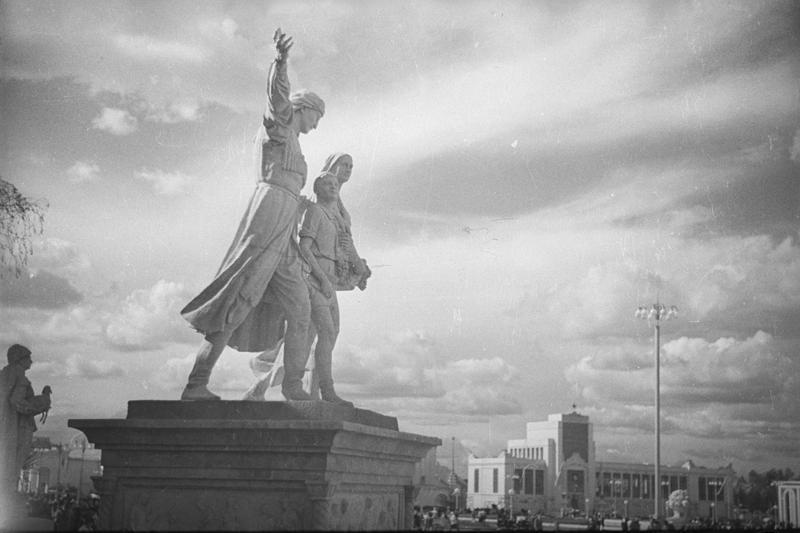 ВСХВ. Скульптурная группа около Грузинского павильона, 1939 год, г. Москва