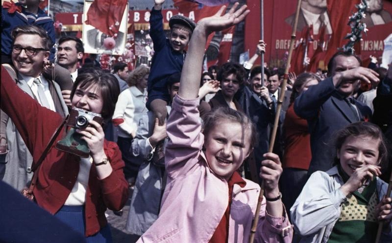На первомайской демонстрации, 1 мая 1957 - 1 мая 1960. Выставка «Первомай»&nbsp;и видео «Весна!» с этой фотографией. 