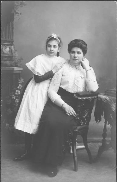 Портрет матери с дочерью-гимназисткой, 1910 - 1917, Херсонская губ., г. Одесса