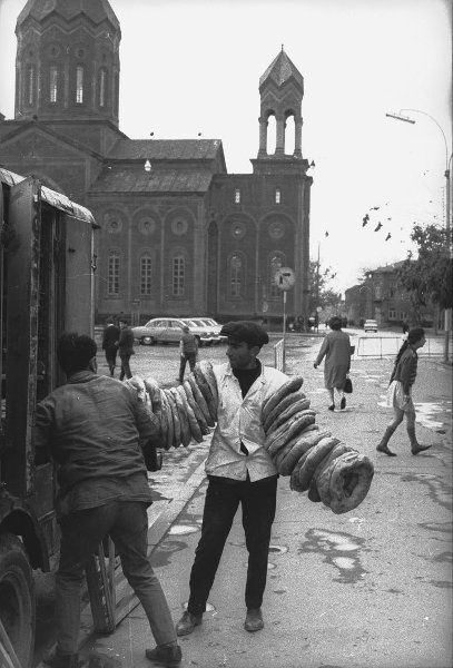 Мужчина с хлебом, 1960-е, Армянская ССР, г. Ленинакан. Ныне город Гюмри.Выставка «Армения: люди и вечность» с этой фотографией.