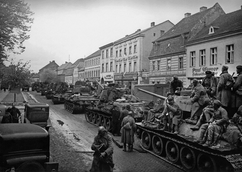 Танки идут на Берлин, апрель 1945, Германия. Выставка «Последние дни войны» с этой фотографией.