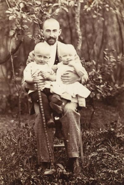 Портрет фотографа Павла Ивановича Левинского с двумя детьми, 1917 - 1920