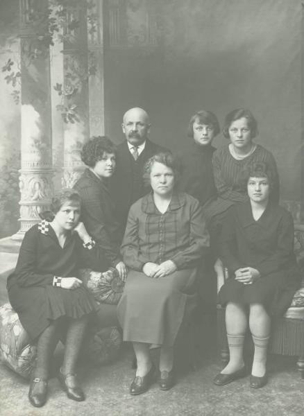 Семейный портрет фотографа Рогожникова, 1930-е, г. Сарапул