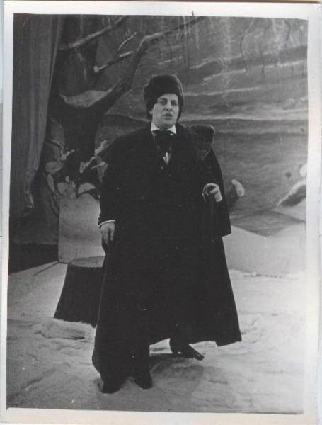 Сцена из оперы «Евгений Онегин» в Большом театре, 1948 - 1952, г. Москва. Акт II, картина 5-я «Дуэль Онегина и Ленского». Ленский – Борис Бобков.