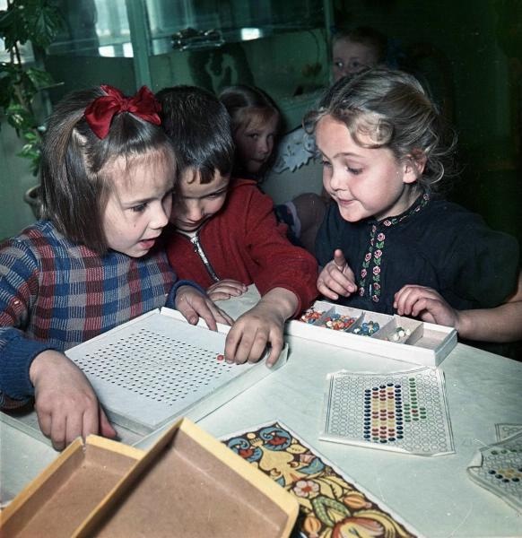 Дети играют в настольную мозаику, 1956 - 1957