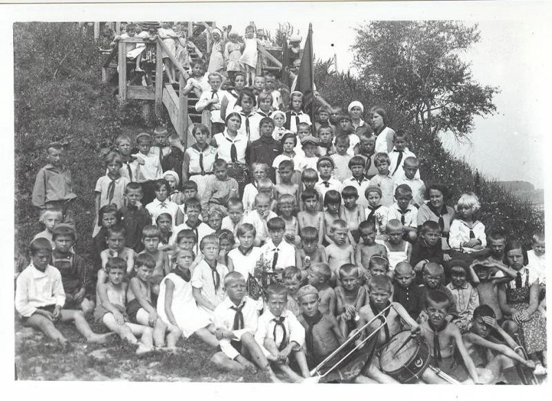Пионеры в летнем лагере, 1930-е, Калининская обл., г. Кимры. До 14 января 1929 года город Кимры входил в состав Тверской губернии; с 14 января 1929 года по 3 июня 1929 года – в состав Центрально-Промышленной области; с 3 июня 1929 года – в состав Московской области, с 29 января 1935 года – в состав Калининской (ныне Тверской) области.