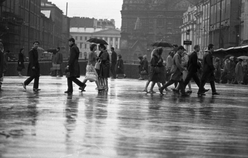 «Под зонтиком», 1960-е, г. Ленинград. Прохожие на Невском проспекте.