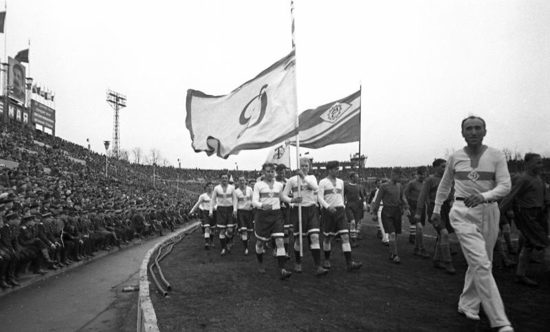 Футбольный матч «Динамо» – ЦДКА на стадионе «Динамо», 2 мая 1949, г. Москва. Спортивный клуб Центрального дома Красной армии (ЦДКА) – одно из прежних названий Профессионального футбольный клуба ЦСКА (ПФК ЦСКА) с 1928 по 1951 год.